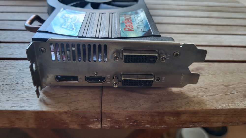 Gráfica  RADEON  5850