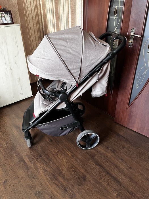 Прогулянкова коляска Carrello Bravo