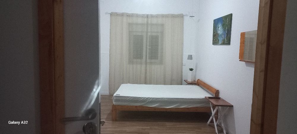 Quartos com casa de banho privada  , cozinha com todos os electrodomésticos  , 290 € com tudo incluido agua luz e net