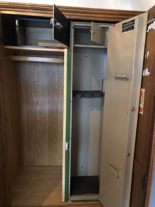 Sejf stalowy na broń, masywny.