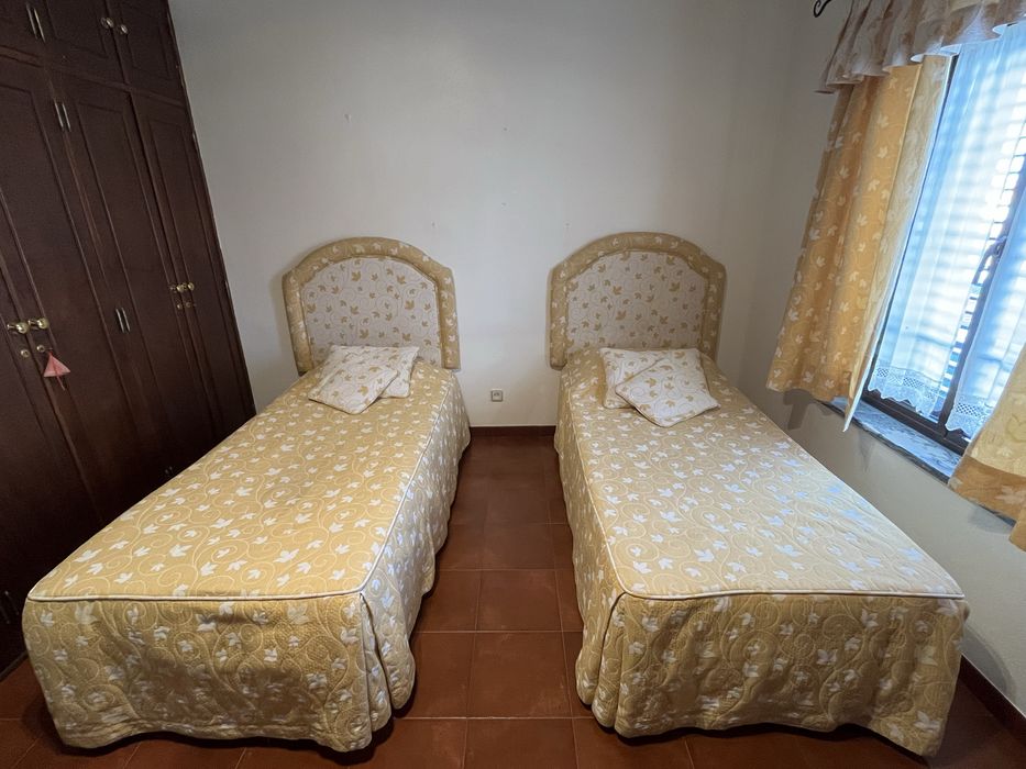 Mobilia de quarto completa c/2 camas individuais sommiers 1 secretária 1 cómoda+espelho 1 mesa cabeceira cortinados candeeiro 4 almofadas colchas
