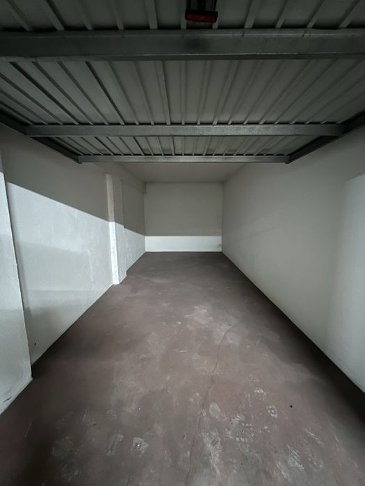 Aluga-se garagem box fechada (em frente à urbanização da Anta)
