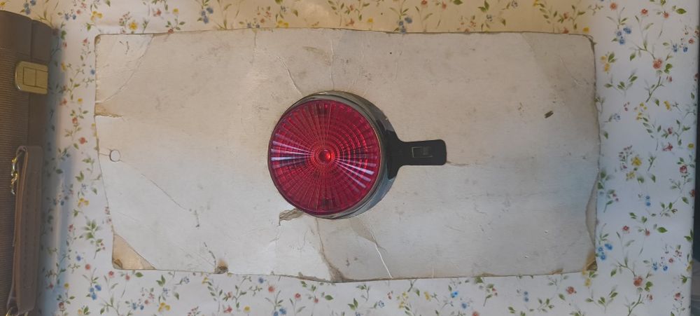 Lampa/halogen samochodowy.