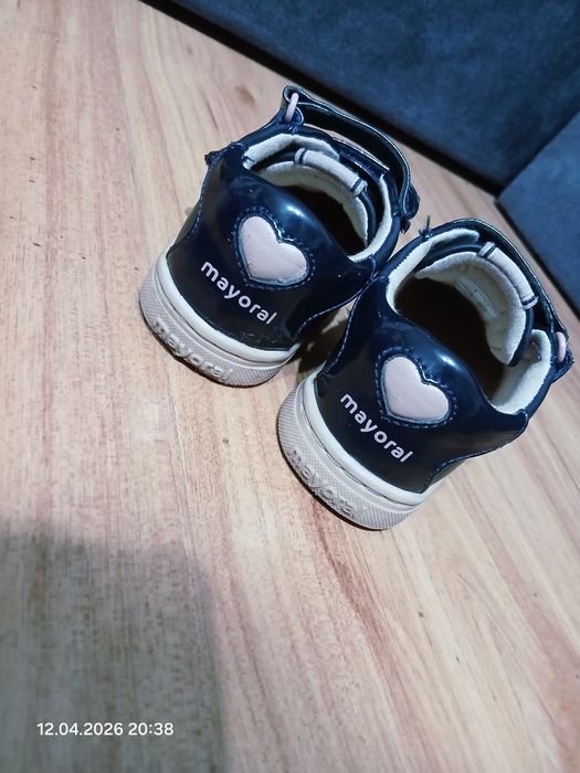Buty dla dziewczynki rozmiar 25 Mayoral