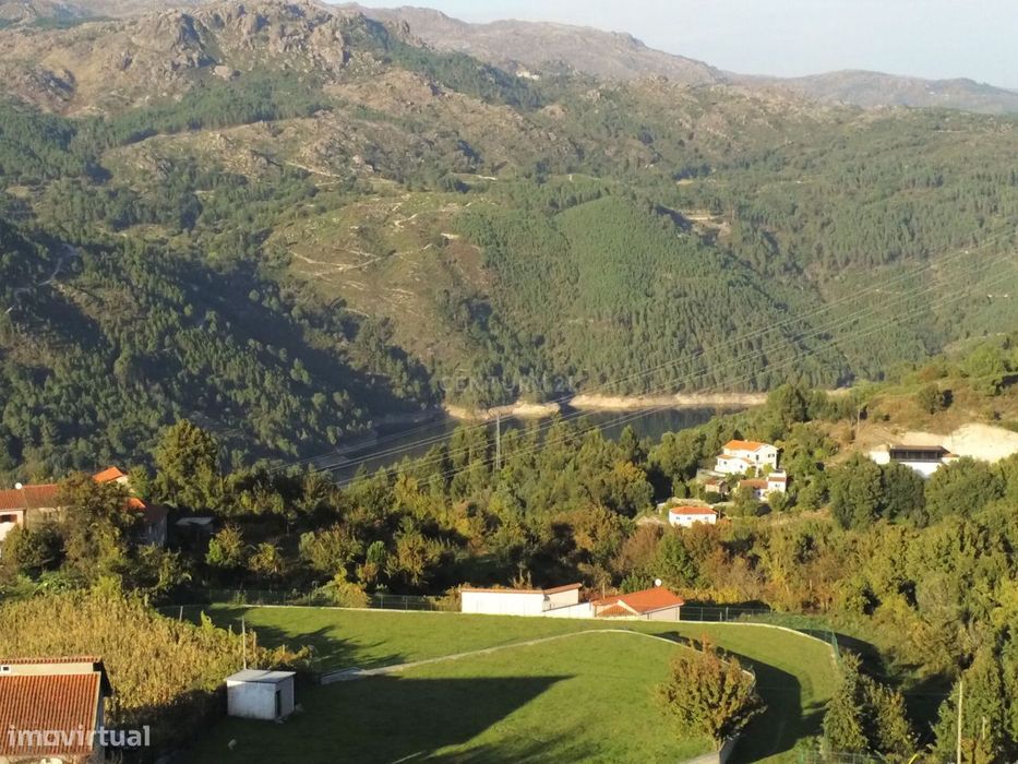 Terreno na zona Gerês , com projeto aprovado com vista rio e serra