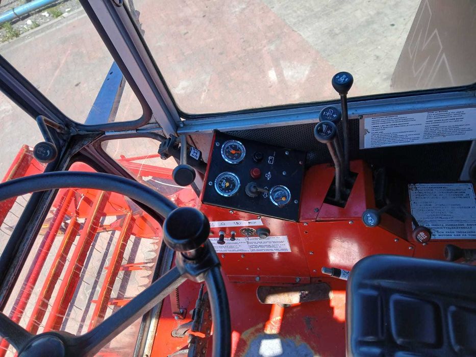 Kombajn zbożowy Massey Ferguson 330