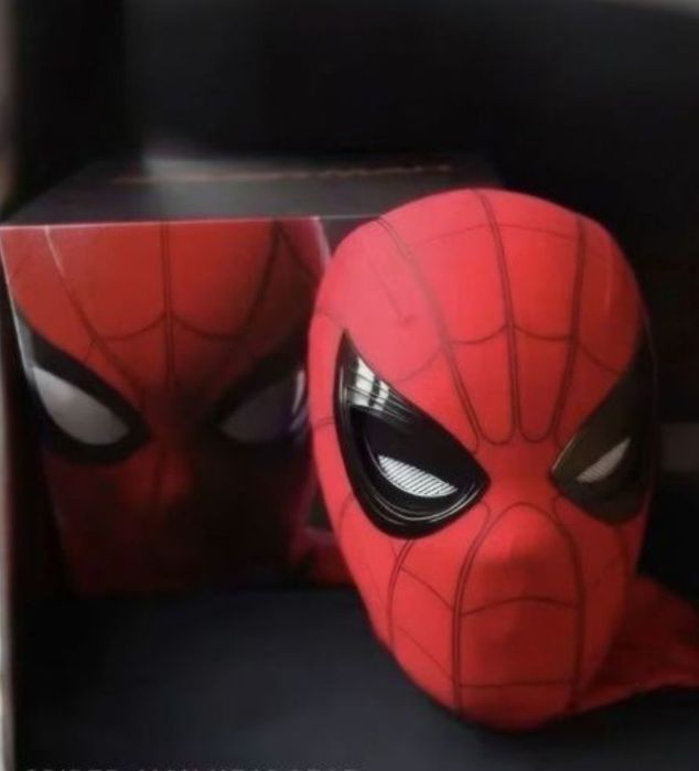Czerwona maska spiderman