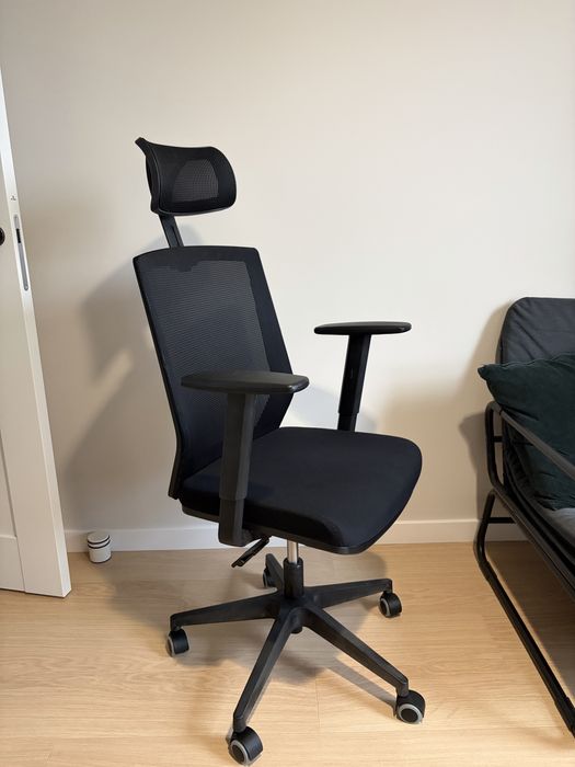 czarny ergonomiczny fotel biurowy