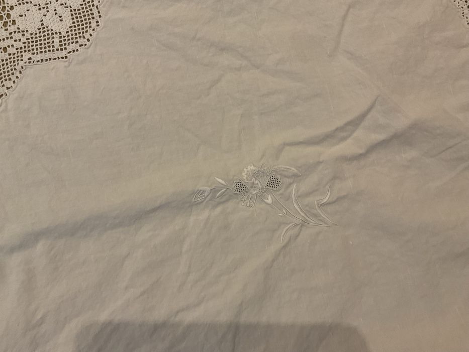 Toalha linho antiga bordada e cercadura em renda 150 x 160 cm aprox.