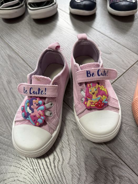 Кеди, кросівки, сандалі для дівчаток.