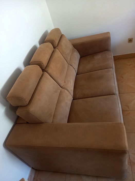 Sofá de 3 lugares, em camurça castanho