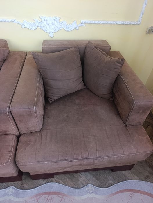 Шоколадний диван і два крісла