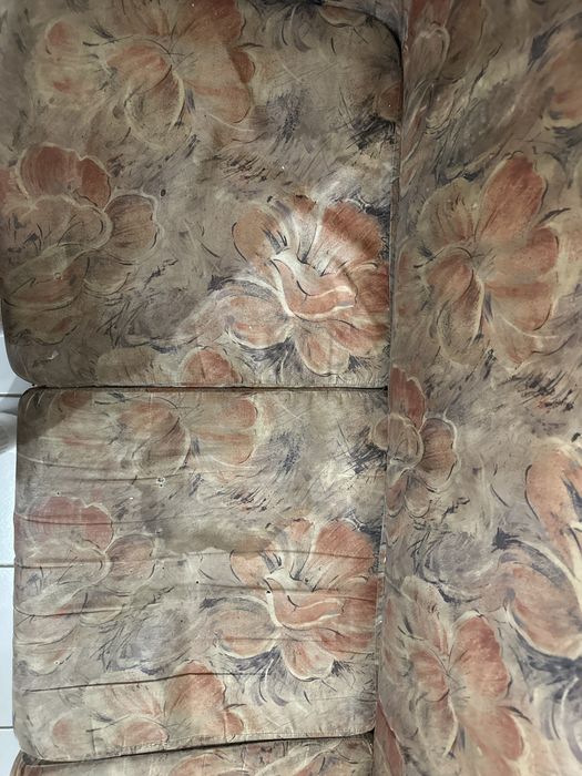 Sofá castanho com 3 lugares