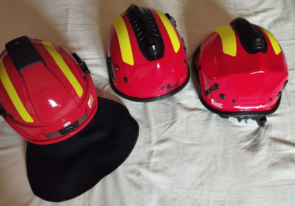 Capacetes de proteção, incêndios florestais. Bombeiro sapadores