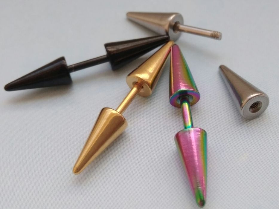 Серьги унисекс: шурупы, заклёпки и молнии