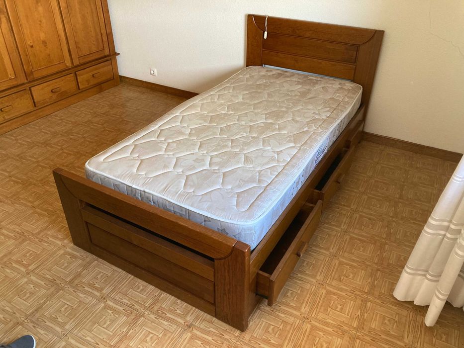 Cama de solteiro em madeira (com colchão)