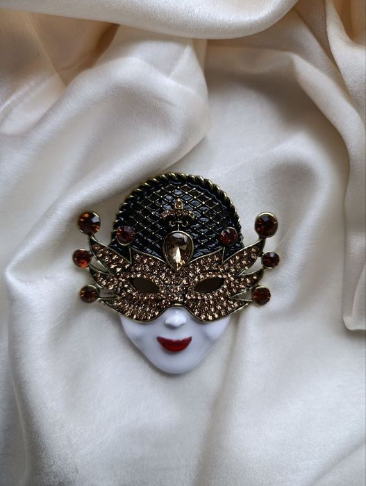 Цікаві великі  брошки карнавальна маска