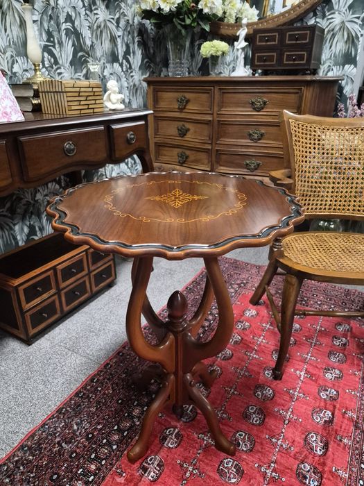 Mesinha de apoio vintage em madeira com marchetaria.