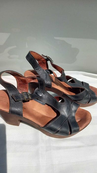 Sandálias castanho Tapadas