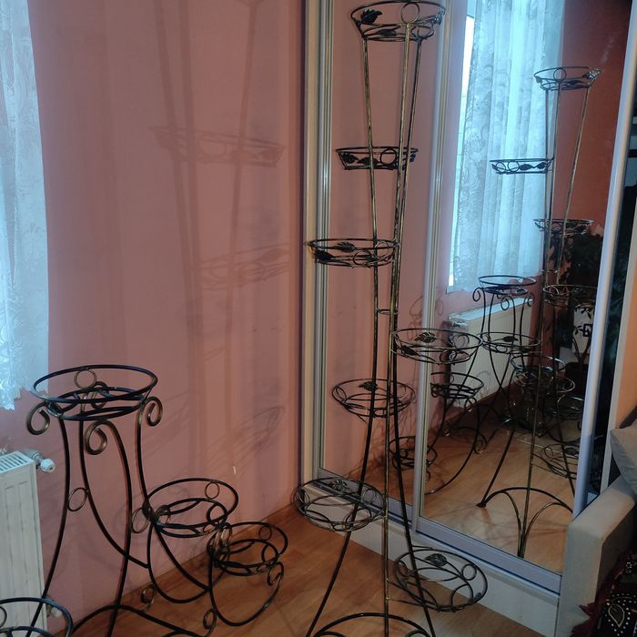 Металева, кована підставка під квіти, вазони