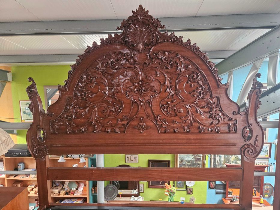 Cama antiga em madeira com estrado e colchão - óptimo estado geral