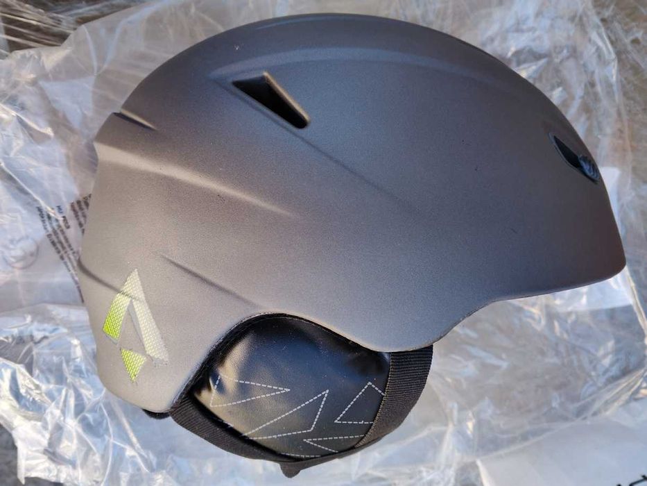 Горнолыжный набор-лыжи,сапоги 4т.гр шлем и очки новые