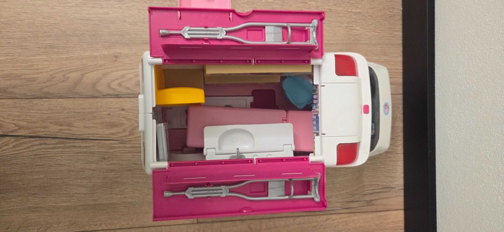 Ambulans Barbie.