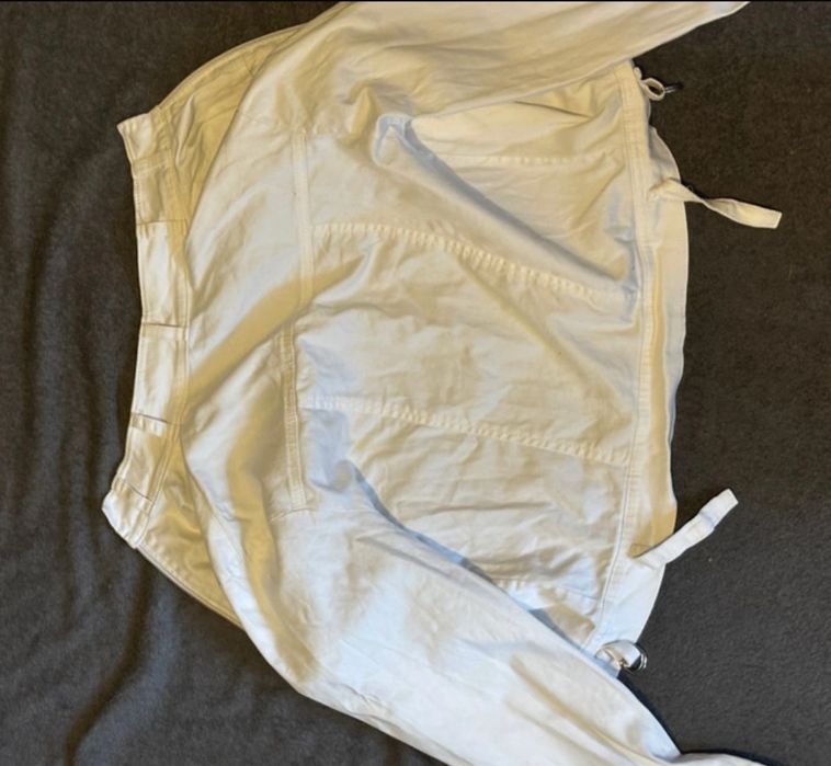 biała ciebka kurtka