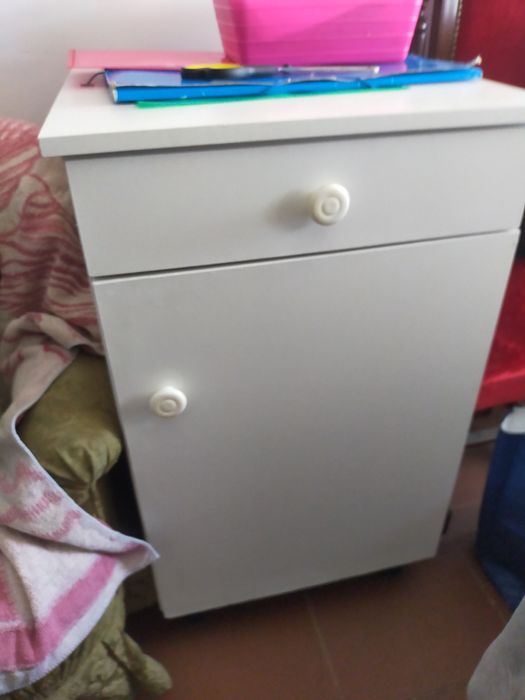 Móvel branco com arrumação