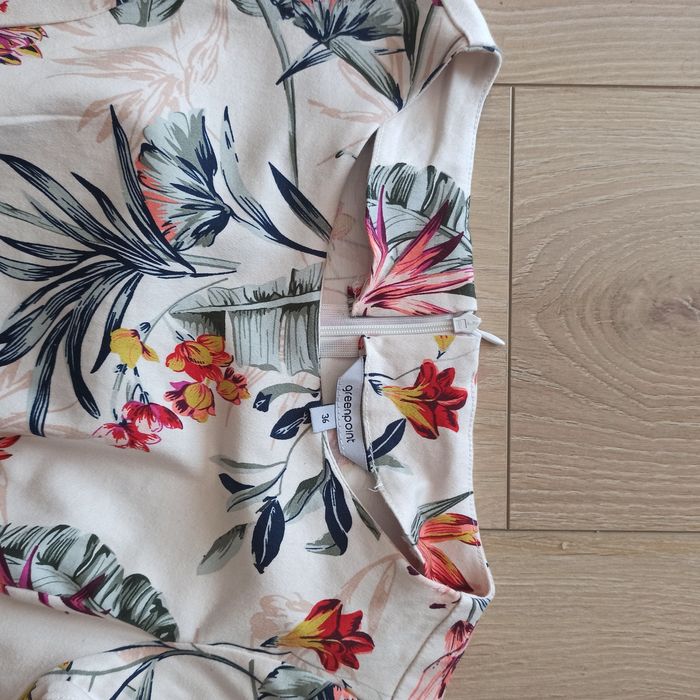 Sukienka kwiaty rozmiar 36 Quiosque