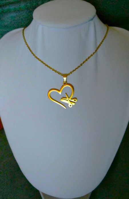 Colar Aço Dourado c/ Tesoura e Pente no Coração Cabeleireira NOVO