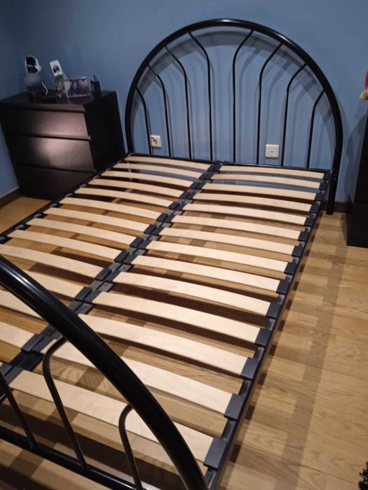 Cama de estrutura tubular metálica. 195x160cm