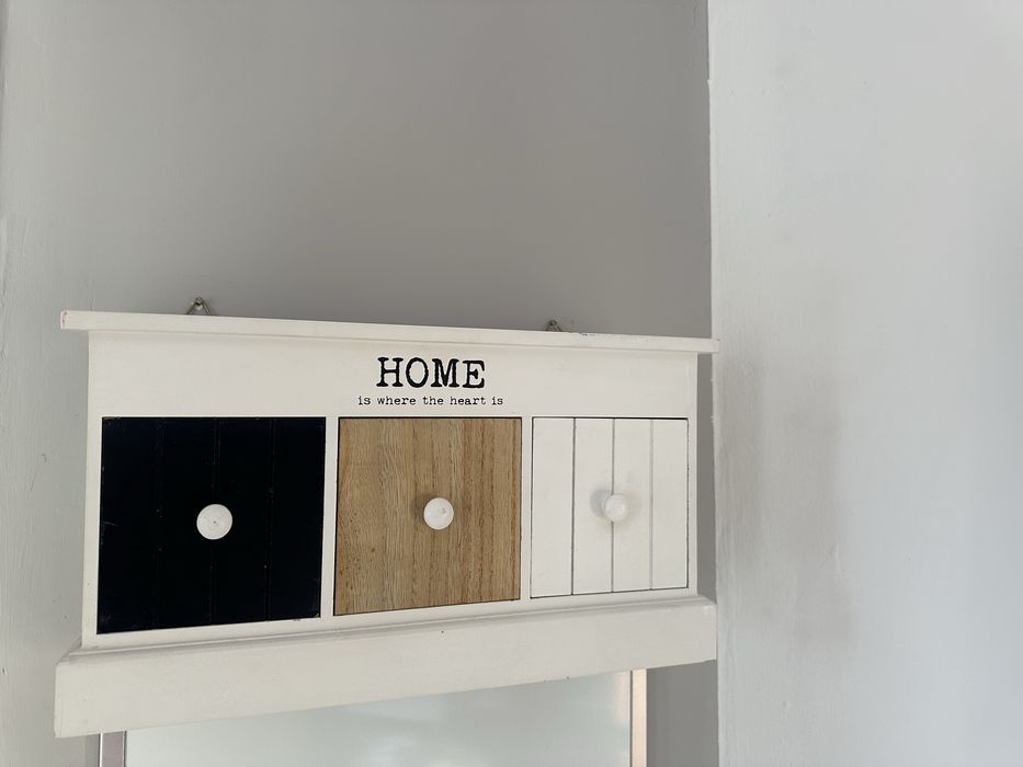 Dekoracyjna półka ścienna z szufladkami