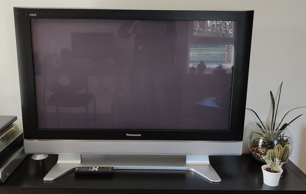 Panasonic plasma TV in good working condition for image and sound64551556069379122