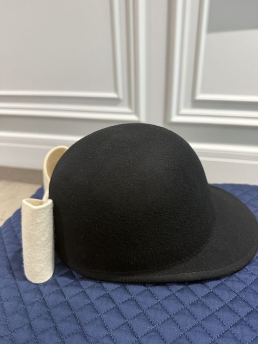 Шляпа, Twinset. Підходить до будь-якого верхнього одягу.