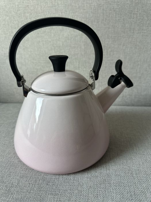 Le Creuset - różowy czajnik