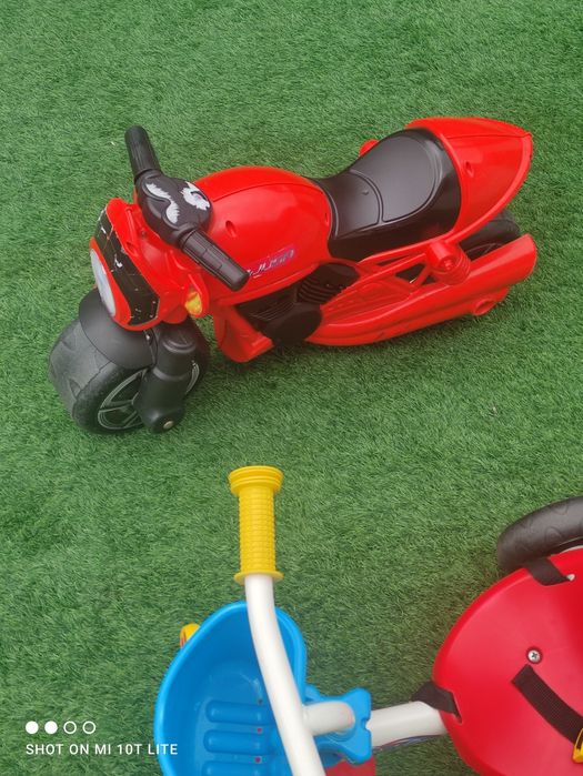 Mota, triciclo e trotinete