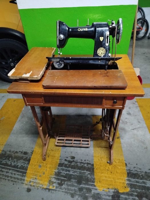 Antiga Máquina de Costura "Oliva"