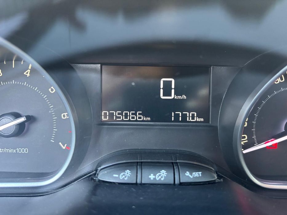 Peugeot 208 Active 1.2 PureTech 82cv – 2016 | Apenas 75.000 km