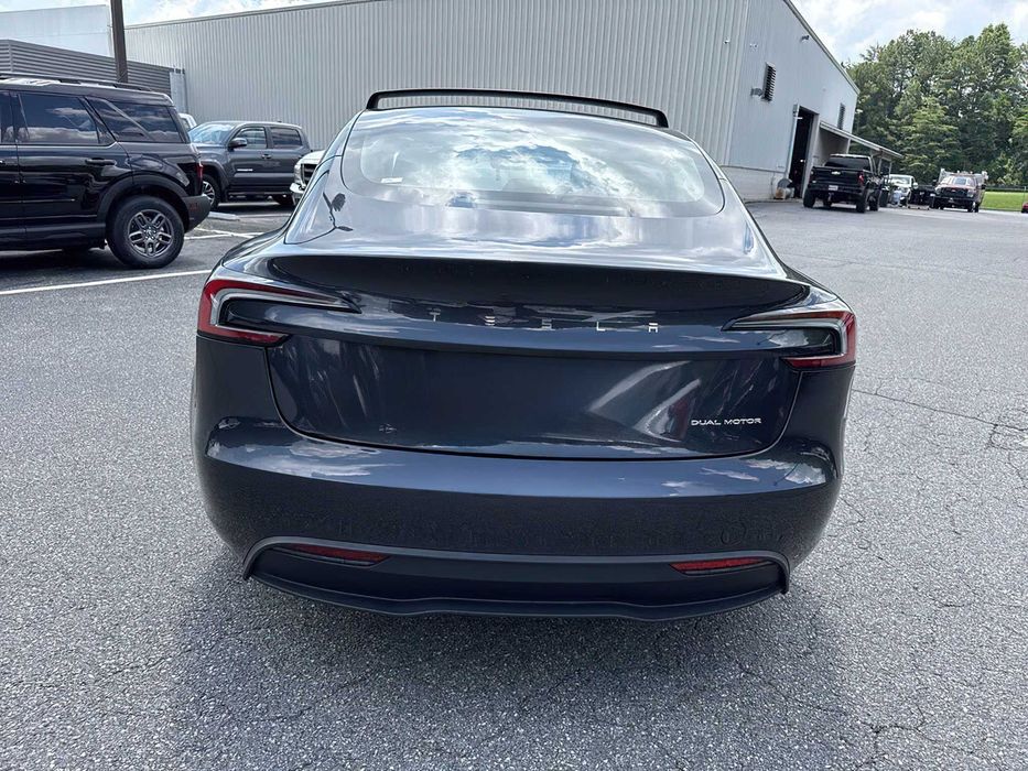 Tesla Model 3 Long Range      2025