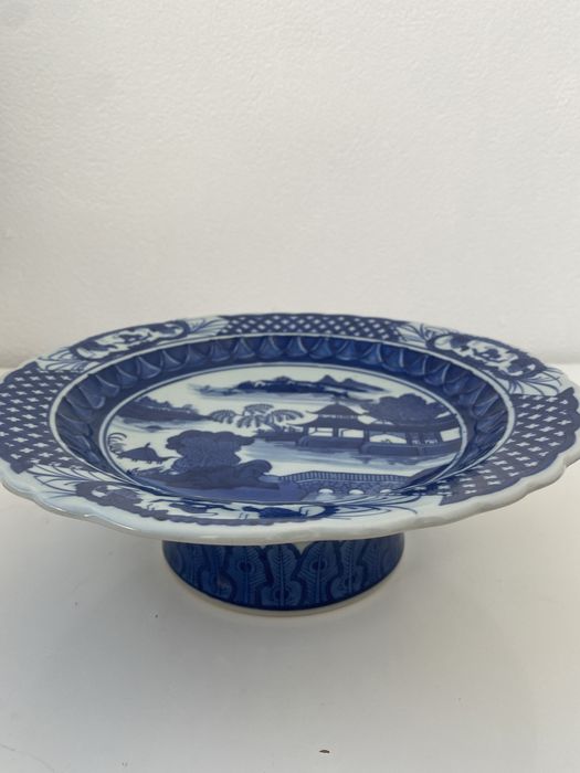 Prato de porcelana chinesa azul e branca com base alta