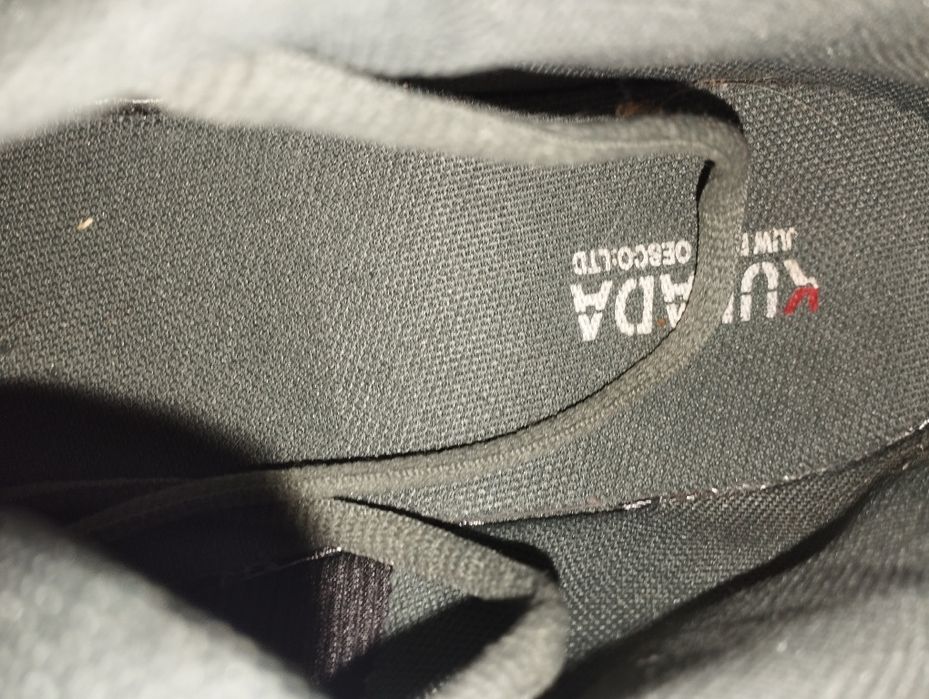 Продаю ботинки прикольные и кросовки  43  размер