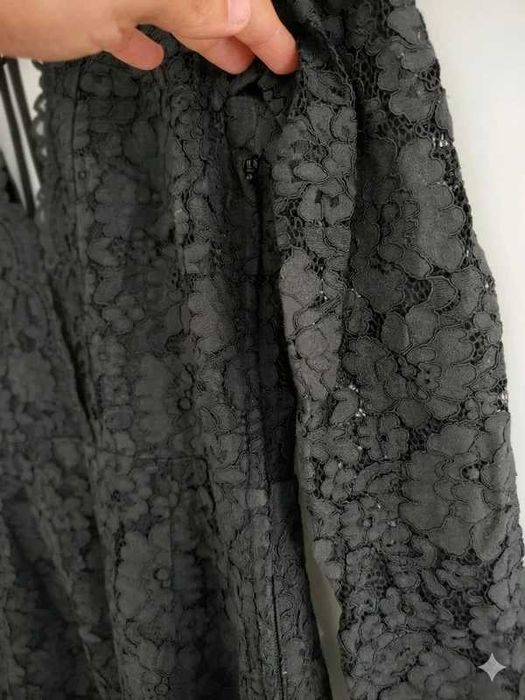 Vestido Curto H&M em Renda Preta – Decote em V e Costas Abertas (Tam. M)