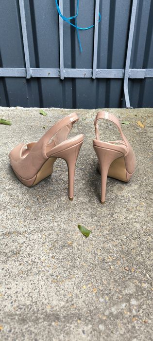 Босоніжки на каблуку бежеві