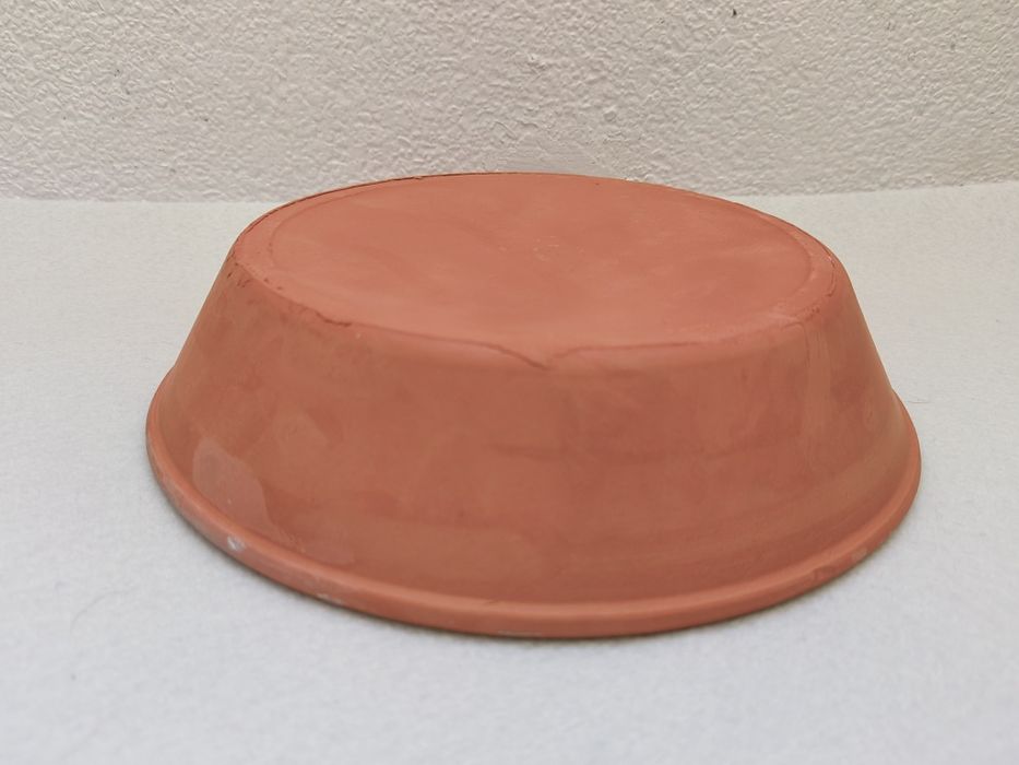 Prato de barro, interior pintado e vidrado, 24cm