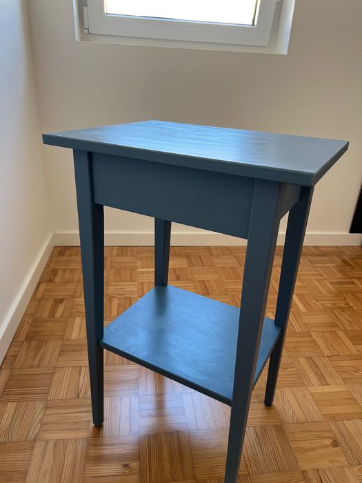 Mesa de cabeceira IKEA HEMNES azul com puxador ZARA HOME