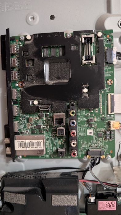 Samsung UE32J6500AU — на запчастини