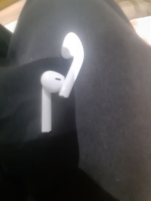 Airpods brancos.