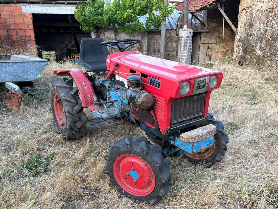 Trator Kubota 7001 em bom estado + Fresa e Reboque