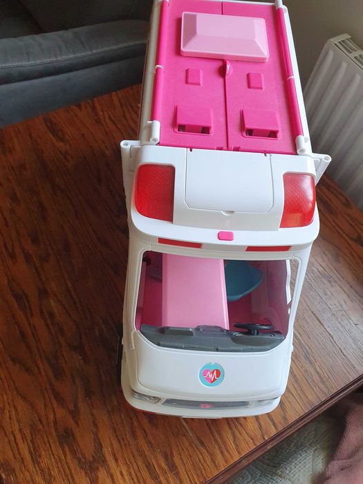 Karetka Barbie.